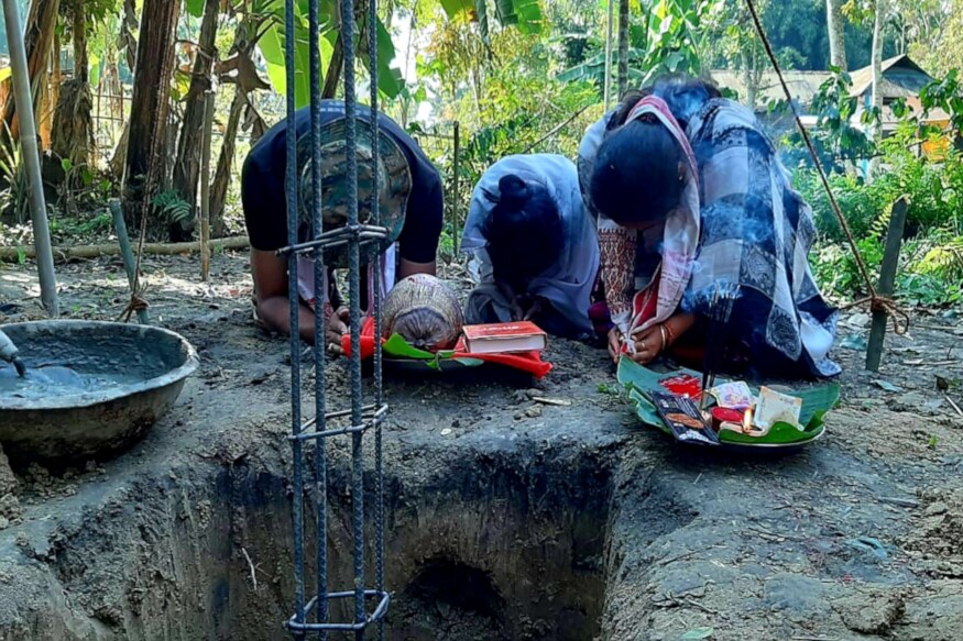 ছচিয়েল মিডিয়াত বিশেষভাৱে চৰ্চিত গৰীৱৰ বন্ধু বিৰাজ হাজৰিকা পেছাত এজন কেন্দ্ৰীয় ঔদ্যোগিক সুৰক্ষা বাহিনীৰ জোৱান। যোৱা ১০ বছৰে বিৰাজে সেৱা কৰি আহিছে আৰ্তজনক। ইতিমধ্যে ক্ষুধাতুৰজনক সহায়ৰ বাবে অসমৰ চাৰিটা স্থানত স্থাপন কৰিছে ‘ৰুটি আৰু কাপোৰ বেংক’। ছচিয়েল মিডিয়াত বিশেষভাৱে চৰ্চিত গৰীৱৰ বন্ধু বিৰাজ হাজৰিকা পেছাত এজন কেন্দ্ৰীয় ঔদ্যোগিক সুৰক্ষা বাহিনীৰ জোৱান। যোৱা ১০ বছৰে বিৰাজে সেৱা কৰি আহিছে আৰ্তজনক। ইতিমধ্যে ক্ষুধাতুৰজনক সহায়ৰ বাবে অসমৰ চাৰিটা স্থানত স্থাপন কৰিছে ‘ৰুটি আৰু কাপোৰ বেংক’।