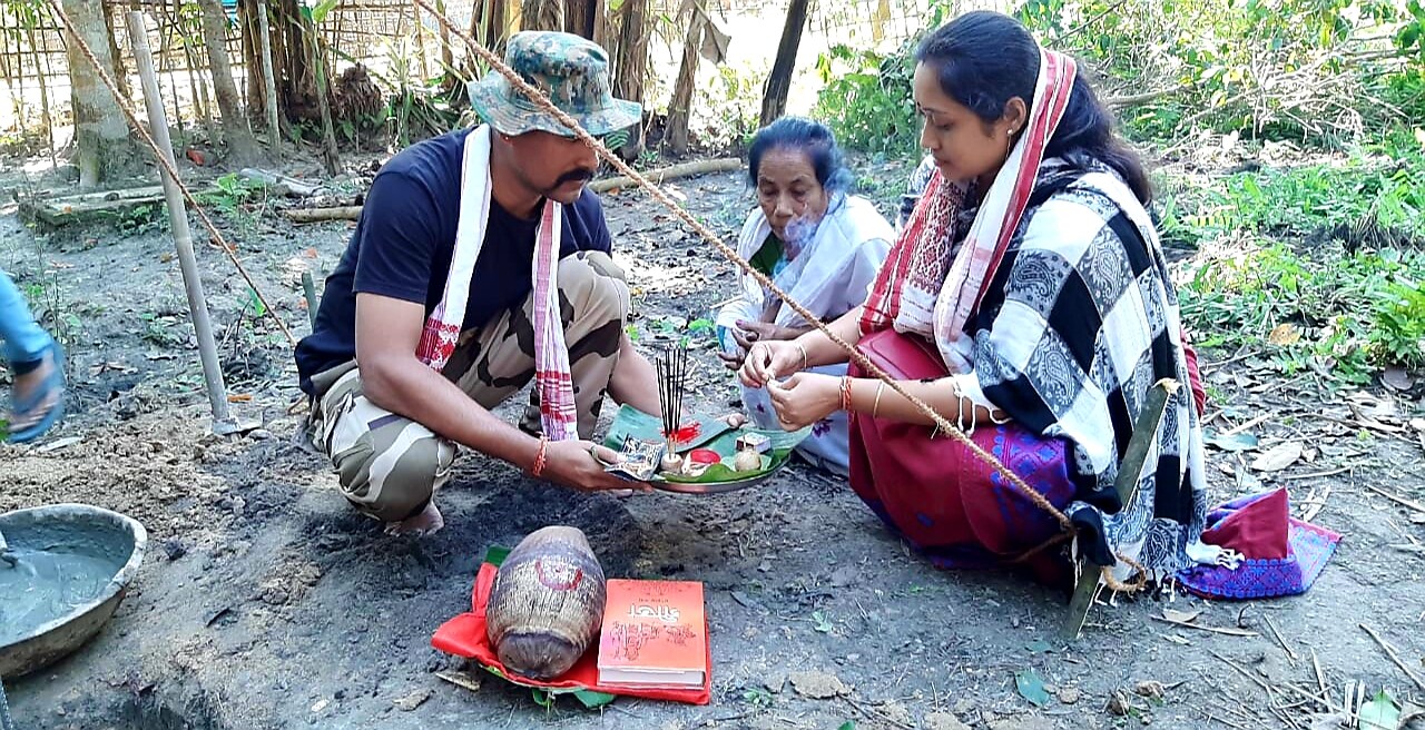 ছচিয়েল মিডিয়াৰ যোগেদি মিনু বৰাৰ জীৱন যুঁজৰ কথা জানিব পাৰি অক্টোবৰ মাহতে খোৱাৰ কিছু সামগ্ৰী যোগান ধৰি এটা ঘৰ বনাই দিয়া কথা দিছিল বিৰাজ হাজৰিকাই। আৰু আজি আইতাৰ সপোন সাৰ্থক হল। ছচিয়েল মিডিয়াৰ যোগেদি মিনু বৰাৰ জীৱন যুঁজৰ কথা জানিব পাৰি অক্টোবৰ মাহতে খোৱাৰ কিছু সামগ্ৰী যোগান ধৰি এটা ঘৰ বনাই দিয়া কথা দিছিল বিৰাজ হাজৰিকাই। আৰু আজি আইতাৰ সপোন সাৰ্থক হল।