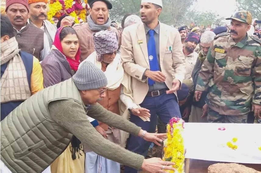 মঙলবাৰে সেনা আৰু সন্ত্ৰাসবাদীৰ মাজত হোৱা সংঘৰ্ষত বিয়া কৰোৱাৰ এমাহ নহওতেই পত্নীৰ কপাল উকা কৰি চিৰ দিনৰ বাবে আঁতৰি গ’ল সৌৰভ কাটাৰা। মঙলবাৰে সেনা আৰু সন্ত্ৰাসবাদীৰ মাজত হোৱা সংঘৰ্ষত বিয়া কৰোৱাৰ এমাহ নহওতেই পত্নীৰ কপাল উকা কৰি চিৰ দিনৰ বাবে আঁতৰি গ’ল সৌৰভ কাটাৰা।