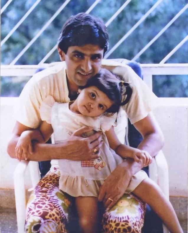 পিতৃৰ সৈতেও অভিনেত্ৰীগৰাকীয়ে শ্বেয়াৰ কৰিছে ফটো। পিতৃ এগৰাকী প্ৰতিষ্ঠিত বেডমিণ্টন খেলুৱৈ। Photo Courtesy: Instagram পিতৃৰ সৈতেও অভিনেত্ৰীগৰাকীয়ে শ্বেয়াৰ কৰিছে ফটো। পিতৃ এগৰাকী প্ৰতিষ্ঠিত বেডমিণ্টন খেলুৱৈ। Photo Courtesy: Instagram