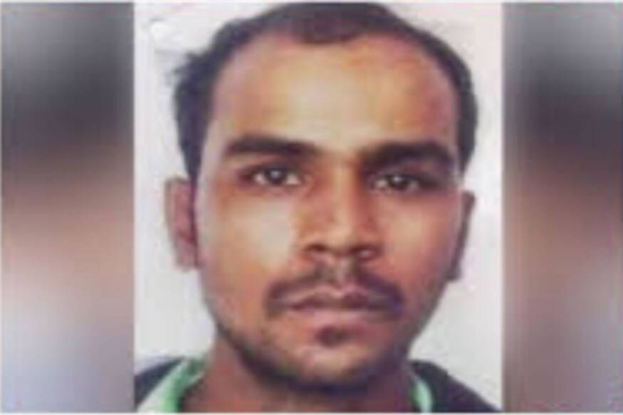 চাৰিওজন অভিযুক্তৰ হাতত এতিয়াও মুঠ ৯টা লাইফলাইন আছে। ইয়াৰ ভিতৰত সকলোতকৈ কম এটা লাইফলাইন আছে মুকেশৰ হাতত। মুকেশৰ পুনৰ বিচাৰৰ আবেদন, কিউৰেটিভ পিটিচন আৰু ক্ষমা আবেদন খাৰিজ হৈছে। মুকেশ ওচৰত থকা একমাত্ৰ লাইফলাইন হৈছে ৰাষ্ট্ৰপতি ভৱনৰ পৰা খাৰিজ কৰা ক্ষমা আবেদন হাইক’ৰ্ট বা উচ্চতম ন্যায়ালয়ত প্ৰত্যাহ্বান। যদি সেইখন খাৰিজ হয় তেন্তে হিচাপ শেষ। চাৰিওজন অভিযুক্তৰ হাতত এতিয়াও মুঠ ৯টা লাইফলাইন আছে। ইয়াৰ ভিতৰত সকলোতকৈ কম এটা লাইফলাইন আছে মুকেশৰ হাতত। মুকেশৰ পুনৰ বিচাৰৰ আবেদন, কিউৰেটিভ পিটিচন আৰু ক্ষমা আবেদন খাৰিজ হৈছে। মুকেশ ওচৰত থকা একমাত্ৰ লাইফলাইন হৈছে ৰাষ্ট্ৰপতি ভৱনৰ পৰা খাৰিজ কৰা ক্ষমা আবেদন হাইক’ৰ্ট বা উচ্চতম ন্যায়ালয়ত প্ৰত্যাহ্বান। যদি সেইখন খাৰিজ হয় তেন্তে হিচাপ শেষ।