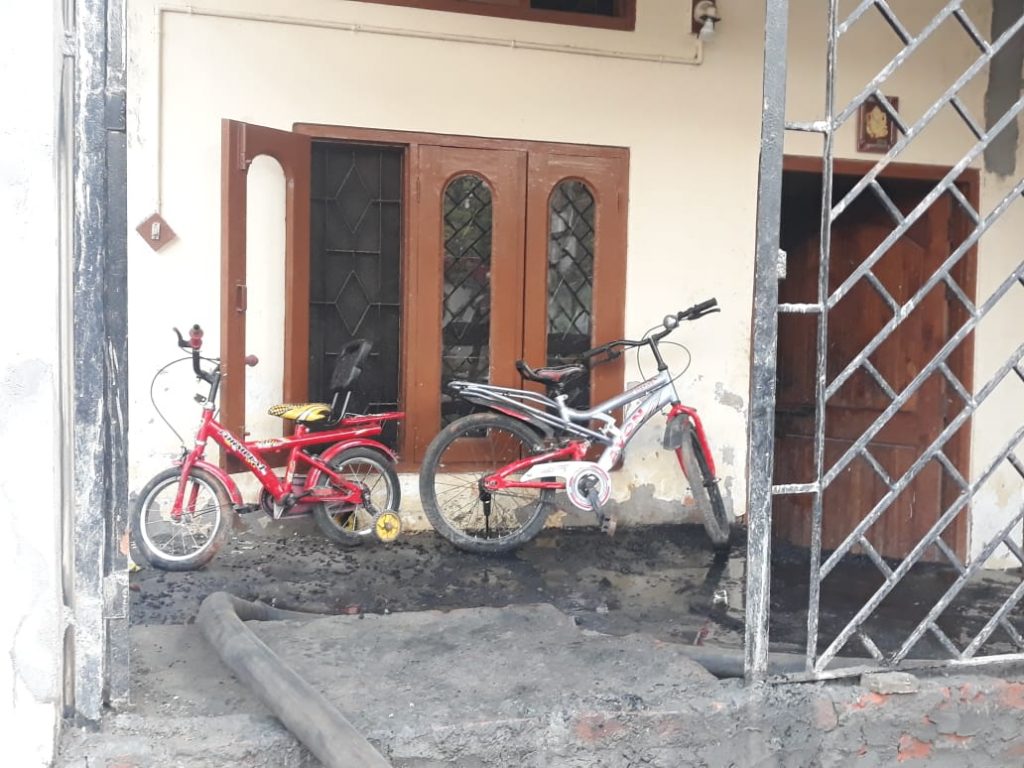 স্থানীয় লোকসকল দৌৰি আহিছিল যদিও দুৱাৰত জুই লগাৰ ফলত সোমাব পৰা নাছিল ঘৰৰ ভিতৰত। পলমকৈ আহিছিল অগ্নিনিৰ্বাপক বাহিনীও। স্থানীয় লোকসকল দৌৰি আহিছিল যদিও দুৱাৰত জুই লগাৰ ফলত সোমাব পৰা নাছিল ঘৰৰ ভিতৰত। পলমকৈ আহিছিল অগ্নিনিৰ্বাপক বাহিনীও।
