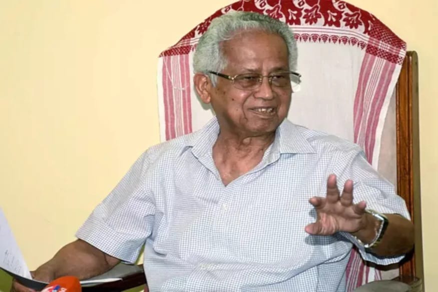 ২০০১ চনত তৰুণ গগৈ অসমৰ মুখ্যমন্ত্ৰী হিচাপে নিৰ্বাচিত হয়। আৰু ২০১৬ চনলৈকে একেৰাহে ১৫ বছৰ মুখ্যমন্ত্ৰী হিচাপে সেৱা আগবঢ়ায়। তৰুণ গগৈক বহুতে আধুনিক অসমৰ স্ৰষ্টা বুলিয়েই অভিহিত কৰে। অগপ চৰকাৰৰ দিনৰ সন্ত্ৰাসজৰ্জৰ অসমত শান্তিৰ এক বাতাবৰণ তৰুণ গগৈৰ দিনতে আৰম্ভ হয়। আনকি চৰকাৰী কৰ্মচাৰীৰ নিয়মিয়া দৰমহা প্ৰদান তৰুণ গগৈ চৰকাৰৰ আন এক উল্লেখযোগ্য সাফল্য। প্ৰাক্তন মুখ্যমন্ত্ৰী তৰুণ গগৈৰ কাৰ্যকালতে অসমৰ ৰাস্তাঘাট, দলং নিৰ্মাণ, শিক্ষা, স্বাস্থ্য, নিয়োগ আদি সৰ্বদিশতে দোপতদোপে আগবাঢ়ি যায়। ২০০১ চনত তৰুণ গগৈ অসমৰ মুখ্যমন্ত্ৰী হিচাপে নিৰ্বাচিত হয়। আৰু ২০১৬ চনলৈকে একেৰাহে ১৫ বছৰ মুখ্যমন্ত্ৰী হিচাপে সেৱা আগবঢ়ায়। তৰুণ গগৈক বহুতে আধুনিক অসমৰ স্ৰষ্টা বুলিয়েই অভিহিত কৰে। অগপ চৰকাৰৰ দিনৰ সন্ত্ৰাসজৰ্জৰ অসমত শান্তিৰ এক বাতাবৰণ তৰুণ গগৈৰ দিনতে আৰম্ভ হয়। আনকি চৰকাৰী কৰ্মচাৰীৰ নিয়মিয়া দৰমহা প্ৰদান তৰুণ গগৈ চৰকাৰৰ আন এক উল্লেখযোগ্য সাফল্য। প্ৰাক্তন মুখ্যমন্ত্ৰী তৰুণ গগৈৰ কাৰ্যকালতে অসমৰ ৰাস্তাঘাট, দলং নিৰ্মাণ, শিক্ষা, স্বাস্থ্য, নিয়োগ আদি সৰ্বদিশতে দোপতদোপে আগবাঢ়ি যায়।