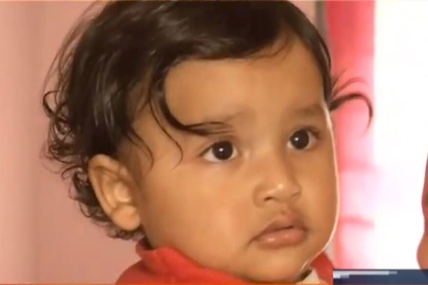 কণমানি সন্তানৰ বাবে চেৰেলাক আনিবলৈ স্কুটীখন লৈ ওলাই যোৱাৰ সময়তে দ্ৰুতবেগী ট্ৰাকে মহতিয়াই নিছিল ৰুণজুণক। কণমানি সন্তানৰ বাবে চেৰেলাক আনিবলৈ স্কুটীখন লৈ ওলাই যোৱাৰ সময়তে দ্ৰুতবেগী ট্ৰাকে মহতিয়াই নিছিল ৰুণজুণক।