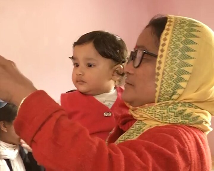 ৰুণজুণৰ স্বামী কৰ্মসূত্ৰে হায়দৰাবাদত থাকে। পত্নীৰ আকস্মিক মৃত্যুৰ খবৰ শুনি হায়দৰাবাদৰ পৰা আহি আছে স্বামী। ৰুণজুণৰ স্বামী কৰ্মসূত্ৰে হায়দৰাবাদত থাকে। পত্নীৰ আকস্মিক মৃত্যুৰ খবৰ শুনি হায়দৰাবাদৰ পৰা আহি আছে স্বামী।