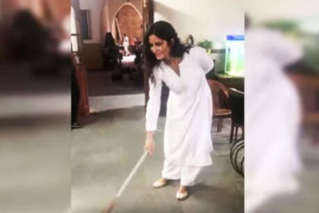 দিল্লীত AAPৰ বিজয়ঃ ‘কেজৰিৱাল জিন্দাবাদ’ শ্ল’গানৰ মাজত ঝাড়ু দিলে কেটৰিণা কেঈফে! দিল্লীত AAPৰ বিজয়ঃ ‘কেজৰিৱাল জিন্দাবাদ’ শ্ল’গানৰ মাজত ঝাড়ু দিলে কেটৰিণা কেঈফে!