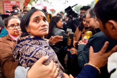 ‘কেজৰিৱালৰ কাৰণেই সেই ৪টাৰ ফাঁচি হোৱা নাই’, নিৰ্ভয়াৰ পিতৃৰ ক্ষোভৰ বিস্ফোৰণ ‘কেজৰিৱালৰ কাৰণেই সেই ৪টাৰ ফাঁচি হোৱা নাই’, নিৰ্ভয়াৰ পিতৃৰ ক্ষোভৰ বিস্ফোৰণ
