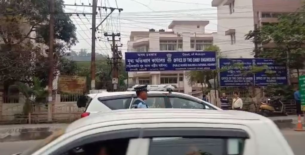 ইমানৰ পিছতে কনিষ্টবল বিষ্ণু বৰাক এসেকা দিয়াৰ হুংকাৰ দিয়ে টেৰছ গোৱালাৰ চালকে। তাৎপৰ্যপূৰ্ণ যে, বিধায়কে অভব্য আচৰণ কৰা কনিষ্টবল বিষ্ণু বৰা ডিব্ৰুগড়ৰ। কিছু বছৰৰ পূৰ্বে অসম আৰক্ষীত যোগদান কৰা বিষ্ণু তিতাবৰৰ তিনি নম্বৰ অসম আৰক্ষী বেটেলিয়ানৰ জোৱান। ডেপুটেশ্বনত আহি গুৱাহাটী মহানগৰীৰ যান–বাহন শাখাত কৰ্মৰত বিষ্ণু। ইমানৰ পিছতে কনিষ্টবল বিষ্ণু বৰাক এসেকা দিয়াৰ হুংকাৰ দিয়ে টেৰছ গোৱালাৰ চালকে। তাৎপৰ্যপূৰ্ণ যে, বিধায়কে অভব্য আচৰণ কৰা কনিষ্টবল বিষ্ণু বৰা ডিব্ৰুগড়ৰ। কিছু বছৰৰ পূৰ্বে অসম আৰক্ষীত যোগদান কৰা বিষ্ণু তিতাবৰৰ তিনি নম্বৰ অসম আৰক্ষী বেটেলিয়ানৰ জোৱান। ডেপুটেশ্বনত আহি গুৱাহাটী মহানগৰীৰ যান–বাহন শাখাত কৰ্মৰত বিষ্ণু।