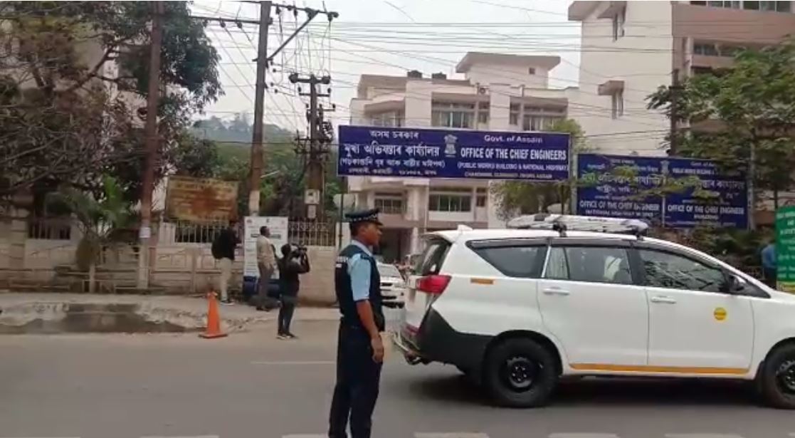 বাৰে বাৰে কোৱাৰ পিছতে বিধায়কৰ গাড়ীৰ চালকে ট্ৰেফিক আৰক্ষীৰ নিৰ্দেশ মানিবলৈ সন্মত হোৱা নাছিল বিধায়কৰ গাড়ীৰ চালকজন। আইন ভংগ কৰা গাড়ীখনৰ নম্বৰ আছিল AS 01BV0005।গাড়ীখনৰ এখন ফটো নিয়ম মতে তুলিব বিচাৰিছিল ট্ৰেফিক কনিষ্টবল বিষ্ণু বৰাই। পিছে ইয়াতেই ইগ’ত লাগিল বিধায়ক দুজনৰ। অভিযোগ মতে, গাড়ীৰ পৰা নামি দুলীয়াজানৰ বিধায়ক টেৰছ গোৱালাই চোঁচা লৈছিল কৰ্তব্যৰত ট্ৰেফিক আৰক্ষীৰ কনিষ্টবল বিষ্ণু বৰালৈ। ফটো তুলিবলৈ লোৱা ম’বাইলটো কাঢ়ি কৰ্তব্যৰত আৰক্ষীক শাৰীৰিক ভাবে অপদস্থ কৰিছিল বিধায়কজনে। সেই সময়ত কাষতে থিয় হৈ আছিল আনজন বিধায়ক সুৰেণ ফুকন। কেৱল ইমানেই নহয় দাবী ধমকি দি সেই ঠাইৰ পৰা আঁতৰি যাব বিচাৰিছিল বিধায়ক সেইজন। বাৰে বাৰে কোৱাৰ পিছতে বিধায়কৰ গাড়ীৰ চালকে ট্ৰেফিক আৰক্ষীৰ নিৰ্দেশ মানিবলৈ সন্মত হোৱা নাছিল বিধায়কৰ গাড়ীৰ চালকজন। আইন ভংগ কৰা গাড়ীখনৰ নম্বৰ আছিল AS 01BV0005।গাড়ীখনৰ এখন ফটো নিয়ম মতে তুলিব বিচাৰিছিল ট্ৰেফিক কনিষ্টবল বিষ্ণু বৰাই। পিছে ইয়াতেই ইগ’ত লাগিল বিধায়ক দুজনৰ। অভিযোগ মতে, গাড়ীৰ পৰা নামি দুলীয়াজানৰ বিধায়ক টেৰছ গোৱালাই চোঁচা লৈছিল কৰ্তব্যৰত ট্ৰেফিক আৰক্ষীৰ কনিষ্টবল বিষ্ণু বৰালৈ। ফটো তুলিবলৈ লোৱা ম’বাইলটো কাঢ়ি কৰ্তব্যৰত আৰক্ষীক শাৰীৰিক ভাবে অপদস্থ কৰিছিল বিধায়কজনে। সেই সময়ত কাষতে থিয় হৈ আছিল আনজন বিধায়ক সুৰেণ ফুকন। কেৱল ইমানেই নহয় দাবী ধমকি দি সেই ঠাইৰ পৰা আঁতৰি যাব বিচাৰিছিল বিধায়ক সেইজন।
