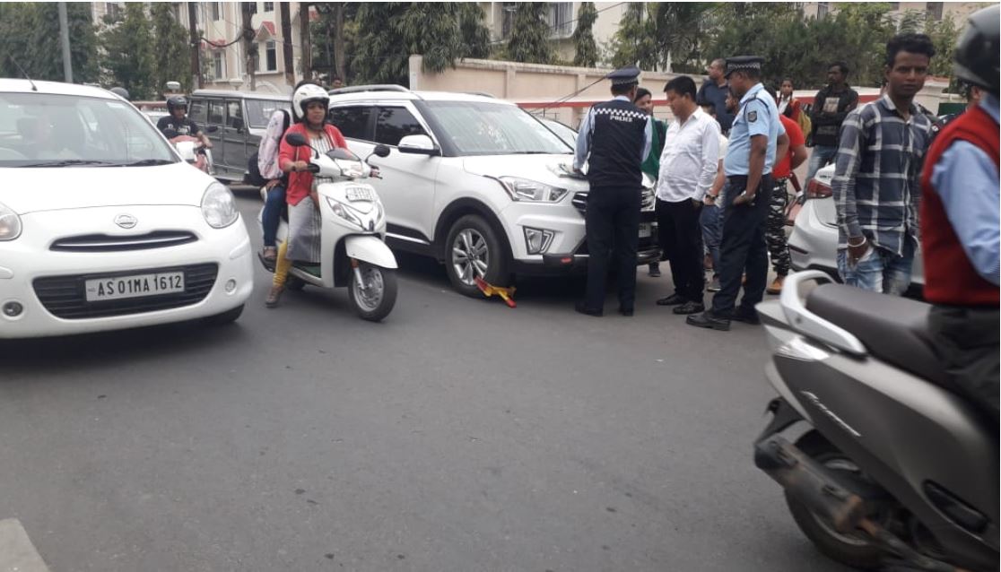 পিছে ট্ৰেফিক আৰক্ষীৰ এই তৎপৰতা ভাল নাপালে শাসকীয় দলৰ বিধায়কে। দৰাচলতে গাড়ীখন পথৰ ওপৰত ৰখাই গড়কাপ্তানী বিভাগৰ মুখ্য অভিযন্তাৰ কাৰ্যালয়ত সোমাইছিল শাসকীয়দলৰ তিনি বিধায়ক ক্ৰমে দুলীয়াজানৰ বিধায়ক টেৰছ গোৱালা, মৰাণৰ বিধায়ক চক্ৰ গগৈ আৰু ডিগবৈৰ বিধায়ক সুৰেণ ফুকন। টেৰছ গোৱালা আৰু সুৰেণ ফুকন আহিছিল একেখন গাড়ীত। যিখন গাড়ী ৰখাই থোৱা হৈছিল No Parking Zoneত। পিছে ট্ৰেফিক আৰক্ষীৰ এই তৎপৰতা ভাল নাপালে শাসকীয় দলৰ বিধায়কে। দৰাচলতে গাড়ীখন পথৰ ওপৰত ৰখাই গড়কাপ্তানী বিভাগৰ মুখ্য অভিযন্তাৰ কাৰ্যালয়ত সোমাইছিল শাসকীয়দলৰ তিনি বিধায়ক ক্ৰমে দুলীয়াজানৰ বিধায়ক টেৰছ গোৱালা, মৰাণৰ বিধায়ক চক্ৰ গগৈ আৰু ডিগবৈৰ বিধায়ক সুৰেণ ফুকন। টেৰছ গোৱালা আৰু সুৰেণ ফুকন আহিছিল একেখন গাড়ীত। যিখন গাড়ী ৰখাই থোৱা হৈছিল No Parking Zoneত।