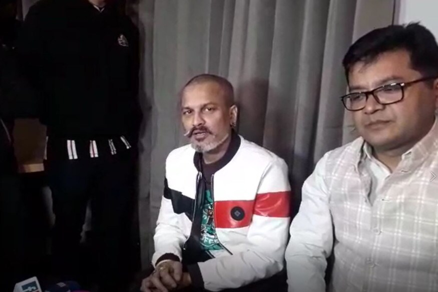 সোমবাৰৰ ‘আমাৰ অসম’ কাকতত জুবিন গাৰ্গে এই ঘটনাক লৈ প্ৰতিক্ৰিয়া প্ৰকাশ কৰিছে। কাকতখনত জুবিনে লিখিছে যে মুখ্যমন্ত্ৰীক সাক্ষাতৰ সময়ত পত্নী গৰিমাৰ লগতে বৃন্দাবন থিয়েটাৰৰ মালিকো উপস্থিত আছিল। এক দীৰ্ঘদিনীয়া পৰিকল্পনাৰ প্ৰসংগ লৈ মুখ্যমন্ত্ৰীক সাক্ষাৎ কৰিছিল। অসমৰ থলুৱা বস্তুবোৰ লৈ এক অৰ্থনৈতিক আন্দোলনৰ সপোন দেখিছে জুবিনে। এই পৰিকল্পনা সফল কৰিব পাৰিলে বহু ল’ৰা–ছোৱালীয়ে সংস্থাপন পাব। সেই পৰিকল্পনাটোৰ কামতেই মুখ্যমন্ত্ৰীক সাক্ষাৎ কৰা বুলি উল্লেখ কৰে জুবিনে। ফাইল ফটো সোমবাৰৰ ‘আমাৰ অসম’ কাকতত জুবিন গাৰ্গে এই ঘটনাক লৈ প্ৰতিক্ৰিয়া প্ৰকাশ কৰিছে। কাকতখনত জুবিনে লিখিছে যে মুখ্যমন্ত্ৰীক সাক্ষাতৰ সময়ত পত্নী গৰিমাৰ লগতে বৃন্দাবন থিয়েটাৰৰ মালিকো উপস্থিত আছিল। এক দীৰ্ঘদিনীয়া পৰিকল্পনাৰ প্ৰসংগ লৈ মুখ্যমন্ত্ৰীক সাক্ষাৎ কৰিছিল। অসমৰ থলুৱা বস্তুবোৰ লৈ এক অৰ্থনৈতিক আন্দোলনৰ সপোন দেখিছে জুবিনে। এই পৰিকল্পনা সফল কৰিব পাৰিলে বহু ল’ৰা–ছোৱালীয়ে সংস্থাপন পাব। সেই পৰিকল্পনাটোৰ কামতেই মুখ্যমন্ত্ৰীক সাক্ষাৎ কৰা বুলি উল্লেখ কৰে জুবিনে। ফাইল ফটো
