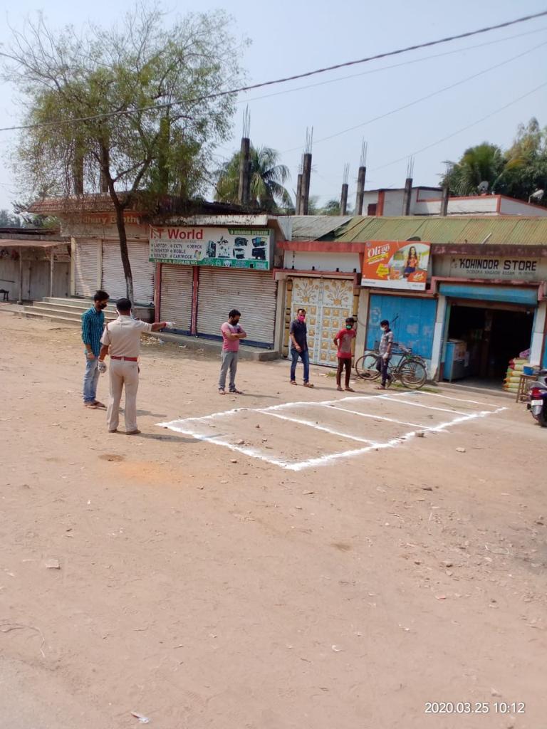  কোৰোণাৰ সৰ্বব্যাপি সংক্ৰমণ ৰোধ কৰিবলৈ এতিয়া দেশজুৰি লকডাউন। ঠায়ে ঠায়ে সামাজিক ব্যৱধান ৰক্ষা কৰিবলৈ আৰক্ষী–প্ৰশাসনে লোৱা প্ৰশংসা চছিয়েল মিডিয়াত যথেষ্ট প্ৰশংসিত হৈছে। এইবাৰ সামাজিক ব্যৱধান ৰক্ষা কৰিবলৈ হোজাই আৰক্ষীয়ে ল’লে বিশেষ পদক্ষেপ।