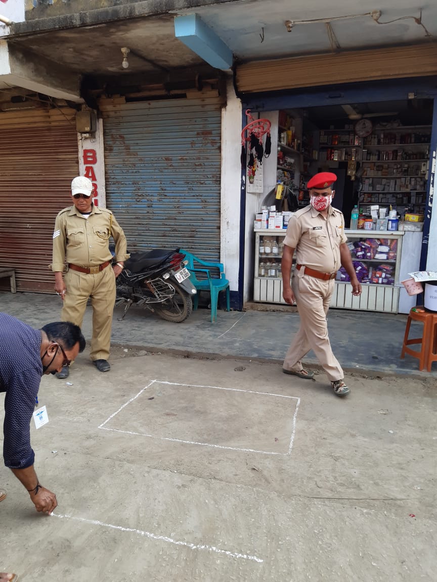  লকডাউনৰ সময়ত খোলা ৰখা অত্যাৱশ্যকীয় সামগ্ৰীৰ দোকানত যাতে অযথা ভিৰ গোট নাখায় তাৰ কাৰণে হোজাই আৰক্ষীয়ে দোকানৰ সন্মুখত প্ৰস্তুত কৰিছে গ্ৰাহকৰ কাৰণে আয়তাকাৰ থিয় হোৱাৰ ঠাই।