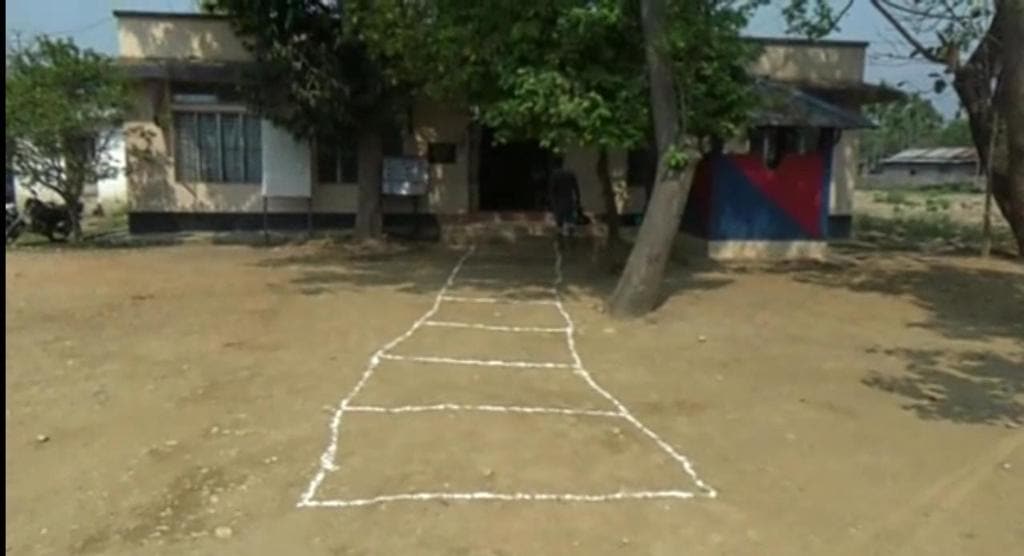  ৰাইজে শাৰী পাতি থিয় হৈ শৃংখলাৱদ্ধভাৱে যাতে সামগ্ৰী ক্ৰয় কৰিব পাৰে তাৰ কাৰণে হোজাই আৰক্ষীয়ে গ্ৰহণ কৰিছে তৎপৰতা।