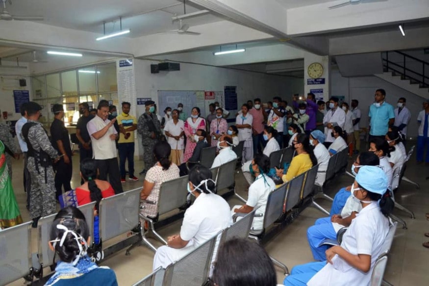 সৌভাগ্যক্ৰমে অসমত এতিয়ালৈ এজনো কোৰোণা পজিটিভ ৰোগী ওলোৱা নাই। অসমক মাৰাত্মক কোৰোণাৰ পৰা বচাই ৰাখিবলৈ আপ্ৰাণ চেষ্টা চলাইছে স্বাস্থ্য মন্ত্ৰী হিমন্ত বিশ্ব শৰ্মাই। (ফটো : ফেচবুক) সৌভাগ্যক্ৰমে অসমত এতিয়ালৈ এজনো কোৰোণা পজিটিভ ৰোগী ওলোৱা নাই। অসমক মাৰাত্মক কোৰোণাৰ পৰা বচাই ৰাখিবলৈ আপ্ৰাণ চেষ্টা চলাইছে স্বাস্থ্য মন্ত্ৰী হিমন্ত বিশ্ব শৰ্মাই। (ফটো : ফেচবুক)