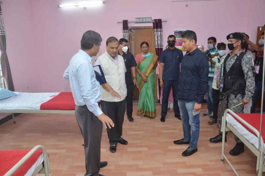 সোণাপুৰ অসামৰিক চিকিৎসালয়খনো ১৫০খন বিচনা আৰু ১৬খন আইচিইউ বিচনাৰে সম্পূৰ্ণ সুসজ্জিত কোৰোণা চিকিৎসালয়লৈ উন্নীত কৰা হ’ব। নিজৰ ফেচবুক পেজযোগে এই কথা প্ৰকাশ কৰিছে মন্ত্ৰীগৰাকীয়ে। মন্ত্ৰী পীযূষ হাজৰিকাৰ তত্বাৱধানত পূৰ্ণোদ্যমে চলিছে কাম। আজি চিকিৎসালয়খন পৰিদৰ্শন কৰি চিকিৎসক, নাৰ্ছ তথা স্বাস্থ্যকৰ্মীৰে বাৰ্তালাপ কৰে মন্ত্ৰী হিমন্ত বিশ্ব শৰ্মাই। (ফটো : ফেচবুক) সোণাপুৰ অসামৰিক চিকিৎসালয়খনো ১৫০খন বিচনা আৰু ১৬খন আইচিইউ বিচনাৰে সম্পূৰ্ণ সুসজ্জিত কোৰোণা চিকিৎসালয়লৈ উন্নীত কৰা হ’ব। নিজৰ ফেচবুক পেজযোগে এই কথা প্ৰকাশ কৰিছে মন্ত্ৰীগৰাকীয়ে। মন্ত্ৰী পীযূষ হাজৰিকাৰ তত্বাৱধানত পূৰ্ণোদ্যমে চলিছে কাম। আজি চিকিৎসালয়খন পৰিদৰ্শন কৰি চিকিৎসক, নাৰ্ছ তথা স্বাস্থ্যকৰ্মীৰে বাৰ্তালাপ কৰে মন্ত্ৰী হিমন্ত বিশ্ব শৰ্মাই। (ফটো : ফেচবুক)