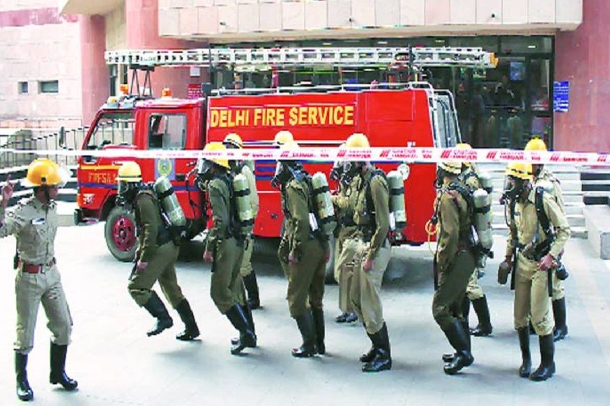  ৰাজ্য চৰকাৰৰ অফিচ, কেন্দ্ৰীয় শাসিত অঞ্চলৰ অফিচ বন্ধ থাকিব। বন্ধ থাকিব পৌৰসভাৰ কাৰ্যালয়। অৱশ্যে আৰক্ষী, হোমগাৰ্ড, চিভিল ডিফেন্স, অগ্নি নিৰ্বাপক বাহিনী, দুৰ্যোগ প্ৰশমন বাহিনী, সংশোধনাগাৰ আদি খোলা থাকিব। খোলা থাকিব জিলা প্ৰশাসনৰ অফিচ তথা কোষাগাৰো। বিদ্যুৎ আৰু জলসেৱা খোলা থাকিব। ইমাৰজেন্সী সেৱা যেনে পানী বা চেনিটাইজেশ্যনৰ সৈতে জৰিত পৌৰসভাৰ সকলো কৰ্মীয়ে কাম কৰিব। এই সকলোবোৰ কাৰ্যালয় ন্যূনতম কৰ্মচাৰীৰ দ্বাৰা পৰিচালিত হ’ব। আনসকলে ঘৰৰ পৰা কাম কৰিব। 