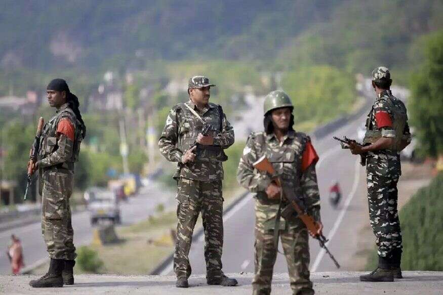  দেশজোৰা লকডাউন ঘোষণা কৰা হৈছে ৰাষ্ট্ৰীয় দুৰ্যোগ আইনৰ অধীনত। প্ৰধানমন্ত্ৰীৰ ঘোষণাৰ লগে লগে ৰাজ্যসমূহে নিজা নিজাকৈ ঘোষণা কৰা লকডাউনৰ পৰিৱৰ্তে সমগ্ৰ দেশত একে আইনৰ অধীনত লকডাউন বলৱৎ হ’ল। ইতিমধ্যে কেন্দ্ৰীয় চৰকাৰে কাৰ্যালয় সমূহ বন্ধ ৰখাৰ নিৰ্দেশ দিছে। তথাপিউ লকডাউনৰ সময়ত প্ৰতিৰক্ষা, কেন্দ্ৰীয় সশস্ত্ৰ আৰক্ষীৰ বাহিনী, ট্ৰেজাৰী, পেট্ৰ’ল পাম্প, বিদ্যুৎ উৎপাদনকাৰী সংস্থা, পোষ্ট অফিচ, নেচনেল ইনফৰ্মেটিক্স চেণ্টাৰ খোলা থাকিব।