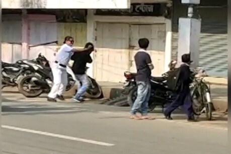 ট্ৰেফিক আইন উলংঘা কৰা উদণ্ড বাইক চালকক ৰাস্তাৰ মাজতে ৰামপিটন লখিমপুৰৰ মহিলা কনিষ্টবলৰ, Video Viral ট্ৰেফিক আইন উলংঘা কৰা উদণ্ড বাইক চালকক ৰাস্তাৰ মাজতে ৰামপিটন লখিমপুৰৰ মহিলা কনিষ্টবলৰ, Video Viral