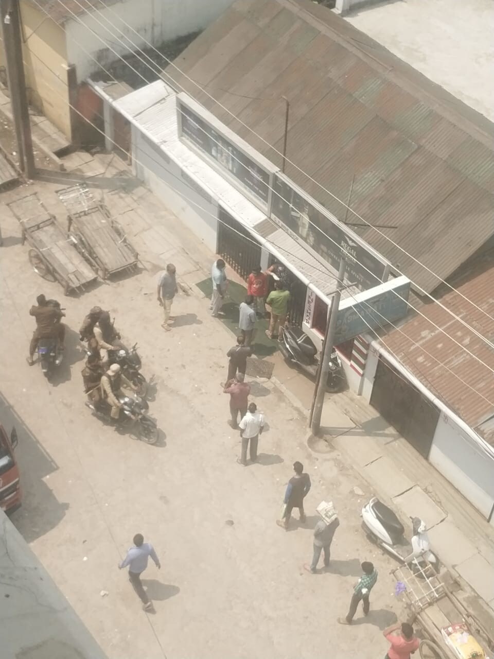 পুৱাৰে পৰা সুৰাৰ দোকানৰ বাহিৰত দেখা গ’ল দীঘলীয়া শাৰী। সামাজিক ব্যৱধান বজাই ৰাখি সুৰাৰ দোকানৰ বাহিৰত শাৰী পতা দেখা গ’ল বহু লোকক। পুৱাৰে পৰা সুৰাৰ দোকানৰ বাহিৰত দেখা গ’ল দীঘলীয়া শাৰী। সামাজিক ব্যৱধান বজাই ৰাখি সুৰাৰ দোকানৰ বাহিৰত শাৰী পতা দেখা গ’ল বহু লোকক।
