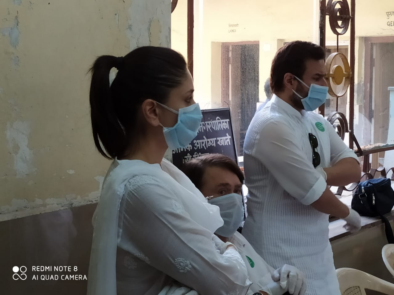 উপস্থিত থাকে পৰিয়ালৰ সদস্য ছেইফ আলী খান, কৰীণা কাপুৰ, ৰণধীৰ কাপুৰ, ৰাজীৱ কাপুৰৰ লগতে অভিনেতা অভিষেক বচ্চন, আলীয়া ভাট, আয়ন মুখাৰ্জী। উপস্থিত থাকে পৰিয়ালৰ সদস্য ছেইফ আলী খান, কৰীণা কাপুৰ, ৰণধীৰ কাপুৰ, ৰাজীৱ কাপুৰৰ লগতে অভিনেতা অভিষেক বচ্চন, আলীয়া ভাট, আয়ন মুখাৰ্জী।