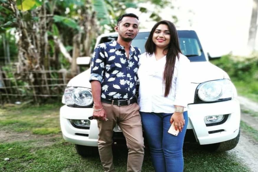 আজিৰ দিনটোতেই বিয়াত বহাৰ কথা আছিল বিশ্বনাথ চাৰিআলিৰ বৰিগাঁৱৰ দুৰ্লভ শইকীয়াৰ জীয়ৰী দিব্যাশ্ৰী শইকীয়া আৰু মধুপুৰ গাঁৱৰ লক্ষী বৰাৰ পুত্ৰ মানৱ জ্যোতি বৰা৷ দুয়োৰে ১০ বছৰীয়া প্ৰেমৰ সম্পৰ্কটোৱে আজি লাভ কৰাৰ কথা আছিল সামাজিক স্বীকৃতি৷ বহু হেঁপাহেৰে দুয়োৱে অপেক্ষা কৰিছিল আজিৰ দিনটোলৈ৷ কিন্তু আজিৰ দিনটোত ইজনে সিজনৰ হোৱাৰ আশা পূৰ্ণ নহ’ল৷ আজিৰ দিনটোতেই বিয়াত বহাৰ কথা আছিল বিশ্বনাথ চাৰিআলিৰ বৰিগাঁৱৰ দুৰ্লভ শইকীয়াৰ জীয়ৰী দিব্যাশ্ৰী শইকীয়া আৰু মধুপুৰ গাঁৱৰ লক্ষী বৰাৰ পুত্ৰ মানৱ জ্যোতি বৰা৷ দুয়োৰে ১০ বছৰীয়া প্ৰেমৰ সম্পৰ্কটোৱে আজি লাভ কৰাৰ কথা আছিল সামাজিক স্বীকৃতি৷ বহু হেঁপাহেৰে দুয়োৱে অপেক্ষা কৰিছিল আজিৰ দিনটোলৈ৷ কিন্তু আজিৰ দিনটোত ইজনে সিজনৰ হোৱাৰ আশা পূৰ্ণ নহ’ল৷