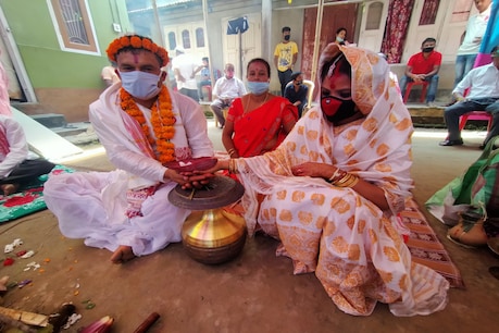 পুৰোহিতৰেই নহয় দৰা-কইনাৰ মুখতো মাস্ক, ল’ক ডাউনৰ মাজতে হৈ গ’ল ভাগ্যৱতী আৰু উদ্ধৱৰ বিয়া খন পুৰোহিতৰেই নহয় দৰা-কইনাৰ মুখতো মাস্ক, ল’ক ডাউনৰ মাজতে হৈ গ’ল ভাগ্যৱতী আৰু উদ্ধৱৰ বিয়া খন