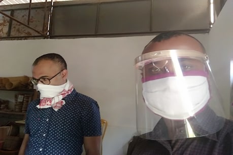 কোৰোণা যোদ্ধাসকলৰ সুৰক্ষাৰ বাবে যোৰহাটৰ NID-এ ডিজাইন কৰিছে বিশেষ ‘ফেচ ছিলড্’ কোৰোণা যোদ্ধাসকলৰ সুৰক্ষাৰ বাবে যোৰহাটৰ NID-এ ডিজাইন কৰিছে বিশেষ ‘ফেচ ছিলড্’