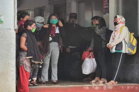 চাপৰমুখ ষ্টেচনত আহুকালৰ সন্মুখীন বহিঃৰাজ্যৰ পৰা অহা ডিমা-হাচাওৰ এইসকল যাত্ৰী চাপৰমুখ ষ্টেচনত আহুকালৰ সন্মুখীন বহিঃৰাজ্যৰ পৰা অহা ডিমা-হাচাওৰ এইসকল যাত্ৰী
