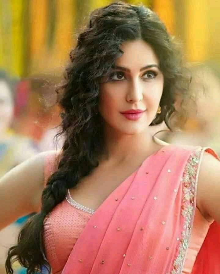 আখটাৰে কেটৰীণা কাঈফৰ সন্দৰ্ভত কয় যে, ‘ এদিন কেটৰীণা কেঈফ বাংগালুৰুলৈ আহিল। তেওঁ কোৰ সাৱটি ধৰিলে। আখটাৰে কেটৰীণা কাঈফৰ সন্দৰ্ভত কয় যে, ‘ এদিন কেটৰীণা কেঈফ বাংগালুৰুলৈ আহিল। তেওঁ কোৰ সাৱটি ধৰিলে।