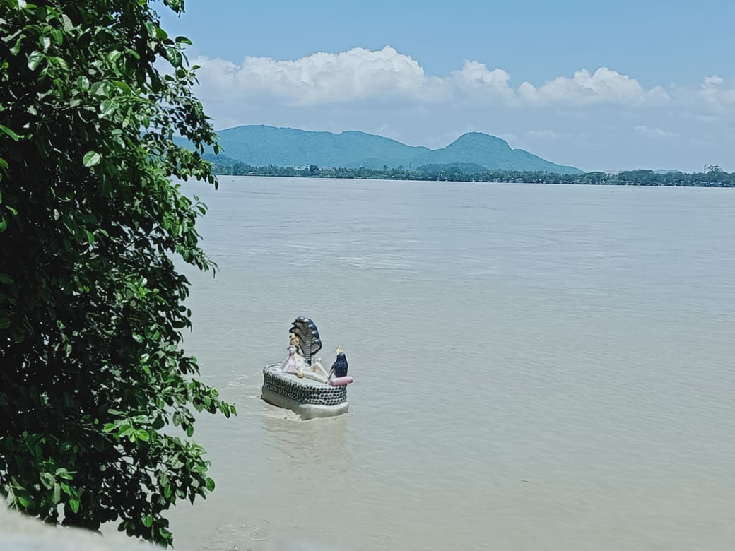 বৃহস্পতিবাৰে যোৰহাটৰ নিমাতী ঘাট আৰু হোজাইৰ কপিলীত পানী বিপদ সীমাৰ ওপৰেৰে বৈছে। সেইদৰে ব্ৰহ্মপুত্ৰও এতিয়া ফেনে-ফুটুকাৰে ওফন্দি উঠিছে। বিপদ সীমাৰ ওপৰেৰে বৈছে পানী। বৃহস্পতিবাৰে যোৰহাটৰ নিমাতী ঘাট আৰু হোজাইৰ কপিলীত পানী বিপদ সীমাৰ ওপৰেৰে বৈছে। সেইদৰে ব্ৰহ্মপুত্ৰও এতিয়া ফেনে-ফুটুকাৰে ওফন্দি উঠিছে। বিপদ সীমাৰ ওপৰেৰে বৈছে পানী।