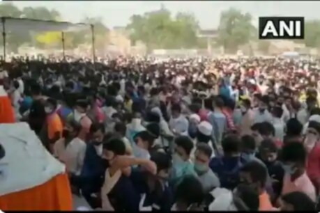 সামাজিক দুৰত্বলৈ বুঢ়া আঙুলি, ৰামলীলা মৈদানত গোট খালে হাজাৰ হাজাৰ শ্ৰমিক সামাজিক দুৰত্বলৈ বুঢ়া আঙুলি, ৰামলীলা মৈদানত গোট খালে হাজাৰ হাজাৰ শ্ৰমিক
