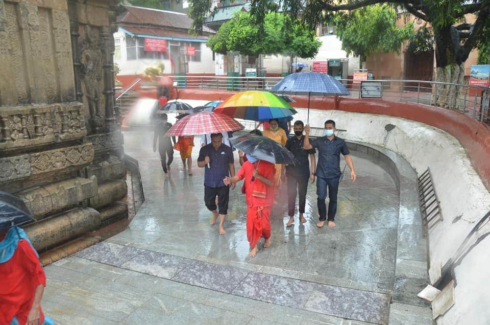 মা কামাখ্যাৰ শ্ৰীচৰণত সেৱা জনালে সপৰিয়ালে ডঃ শৰ্মাই ৷ মাৰ আৰ্শীবাদ লৈ মন্ত্ৰী শৰ্মাই ক'লে, ‘অম্বুবাচীৰ নিবৃত্তিৰ পিছত প্ৰতি বছৰৰ দৰে এইবাৰো পৰিয়ালৰ সৈতে মা কামাখ্যা মন্দিৰ দৰ্শন কৰিলো ৷ ’ মা কামাখ্যাৰ শ্ৰীচৰণত সেৱা জনালে সপৰিয়ালে ডঃ শৰ্মাই ৷ মাৰ আৰ্শীবাদ লৈ মন্ত্ৰী শৰ্মাই ক'লে, ‘অম্বুবাচীৰ নিবৃত্তিৰ পিছত প্ৰতি বছৰৰ দৰে এইবাৰো পৰিয়ালৰ সৈতে মা কামাখ্যা মন্দিৰ দৰ্শন কৰিলো ৷ ’