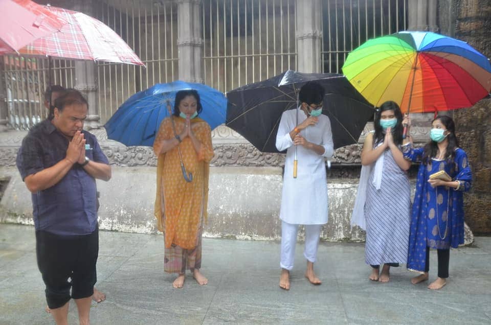 মা কামাখ্যা মন্দিৰত শনিবাৰে দুপৰীয়া উপস্থিত হ'ল ৰাজ্যৰ স্বাস্থ্য তথা বিত্তমন্ত্ৰী ডঃ হিমন্ত বিশ্ব শৰ্মা ৷ লগত পত্নী ৰিণিকি ভূঞা শৰ্মা আৰু পুত্ৰ কন্যা ৷ মা কামাখ্যা মন্দিৰত শনিবাৰে দুপৰীয়া উপস্থিত হ'ল ৰাজ্যৰ স্বাস্থ্য তথা বিত্তমন্ত্ৰী ডঃ হিমন্ত বিশ্ব শৰ্মা ৷ লগত পত্নী ৰিণিকি ভূঞা শৰ্মা আৰু পুত্ৰ কন্যা ৷