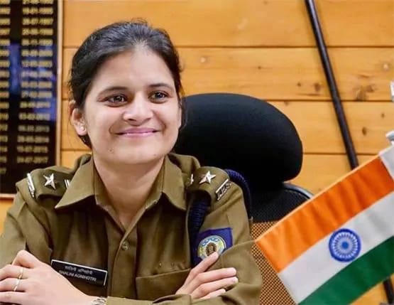 মানুহে নিজৰ জীৱনত হোৱা ঘটনাৰ পৰা শিকে আৰু বহুসময়ত জীৱনত এনে ঘটনা ঘটে যিয়ে মানুহৰ সমগ্ৰ দৃষ্টিভংগী আৰু কেতিয়াবা সমগ্ৰ জীৱনেই সলনি কৰি তোলে। এনেকুৱা ঘটনাই সংঘটিত হ’ল IPS শালিনী অগ্নিহোত্ৰীৰ সৈতে। এজন বাছ কণ্ডাকটৰৰ জীয়ৰি কেনেকৈ IPS হ’লগৈ জানো আহক। মানুহে নিজৰ জীৱনত হোৱা ঘটনাৰ পৰা শিকে আৰু বহুসময়ত জীৱনত এনে ঘটনা ঘটে যিয়ে মানুহৰ সমগ্ৰ দৃষ্টিভংগী আৰু কেতিয়াবা সমগ্ৰ জীৱনেই সলনি কৰি তোলে। এনেকুৱা ঘটনাই সংঘটিত হ’ল IPS শালিনী অগ্নিহোত্ৰীৰ সৈতে। এজন বাছ কণ্ডাকটৰৰ জীয়ৰি কেনেকৈ IPS হ’লগৈ জানো আহক।