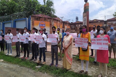 ঋতুপৰ্ণৰ হত্যাকাৰীৰ বিচাৰ ফাষ্টট্ৰেক আদালতত কৰাৰ দাবীত নুনমাটিত ছাত্র সন্থাৰ প্ৰতিবাদ ঋতুপৰ্ণৰ হত্যাকাৰীৰ বিচাৰ ফাষ্টট্ৰেক আদালতত কৰাৰ দাবীত নুনমাটিত ছাত্র সন্থাৰ প্ৰতিবাদ