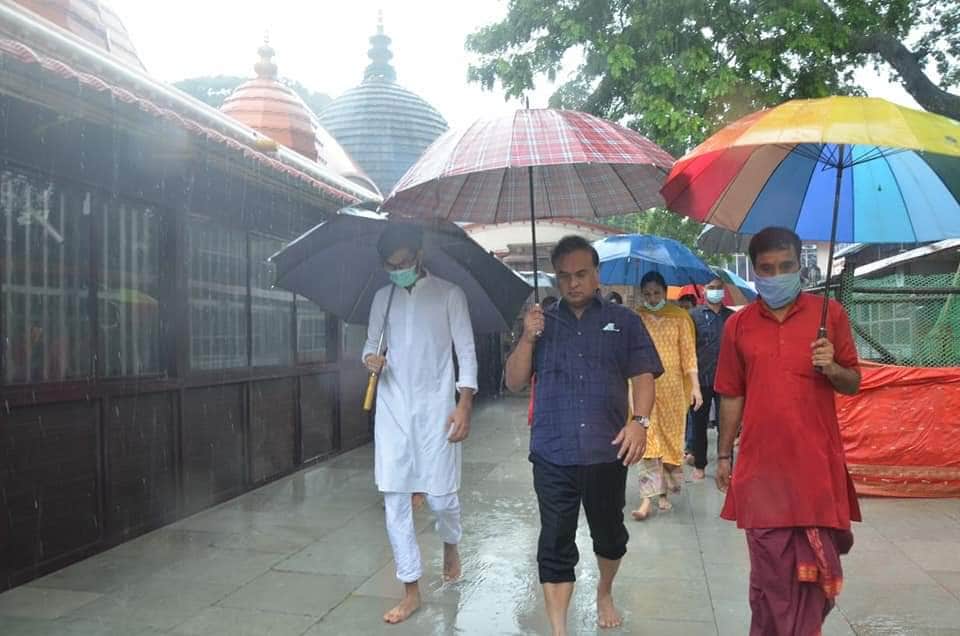 মা কামাখ্যাৰ শ্ৰীচৰণত সেৱা জনালে সপৰিয়ালে ডঃ শৰ্মাই ৷ মাৰ আৰ্শীবাদ লৈ মন্ত্ৰী শৰ্মাই ক'লে, ‘অম্বুবাচীৰ নিবৃত্তিৰ পিছত প্ৰতি বছৰৰ দৰে এইবাৰো পৰিয়ালৰ সৈতে মা কামাখ্যা মন্দিৰ দৰ্শন কৰিলো৷’ মা কামাখ্যাৰ শ্ৰীচৰণত সেৱা জনালে সপৰিয়ালে ডঃ শৰ্মাই ৷ মাৰ আৰ্শীবাদ লৈ মন্ত্ৰী শৰ্মাই ক'লে, ‘অম্বুবাচীৰ নিবৃত্তিৰ পিছত প্ৰতি বছৰৰ দৰে এইবাৰো পৰিয়ালৰ সৈতে মা কামাখ্যা মন্দিৰ দৰ্শন কৰিলো৷’