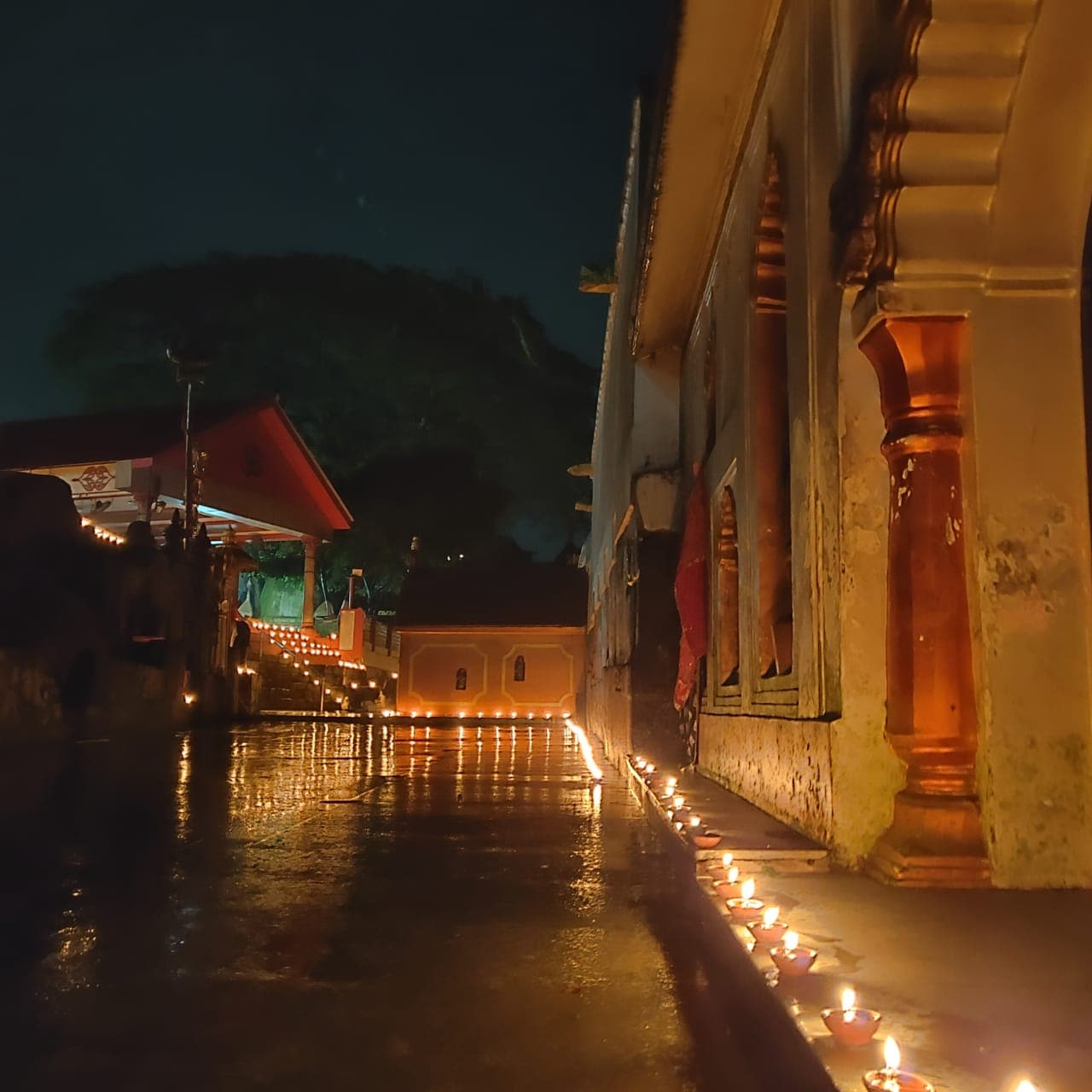 এইবাৰ উকা হৈ ৰ’ল মা কামাখ্যা ধাম। অম্বুবাচী মেলাত এইবাৰ দেখা নগ’ল কোনো ভিৰ। ভক্ত,সাধু,দেশী-বিদেশী দৰ্শনাৰ্থীৰ অবিহনে প্ৰথমবাৰলৈ উদযাপন কৰা হ’ল অম্বুবাচী। এইবাৰ উকা হৈ ৰ’ল মা কামাখ্যা ধাম। অম্বুবাচী মেলাত এইবাৰ দেখা নগ’ল কোনো ভিৰ। ভক্ত,সাধু,দেশী-বিদেশী দৰ্শনাৰ্থীৰ অবিহনে প্ৰথমবাৰলৈ উদযাপন কৰা হ’ল অম্বুবাচী।