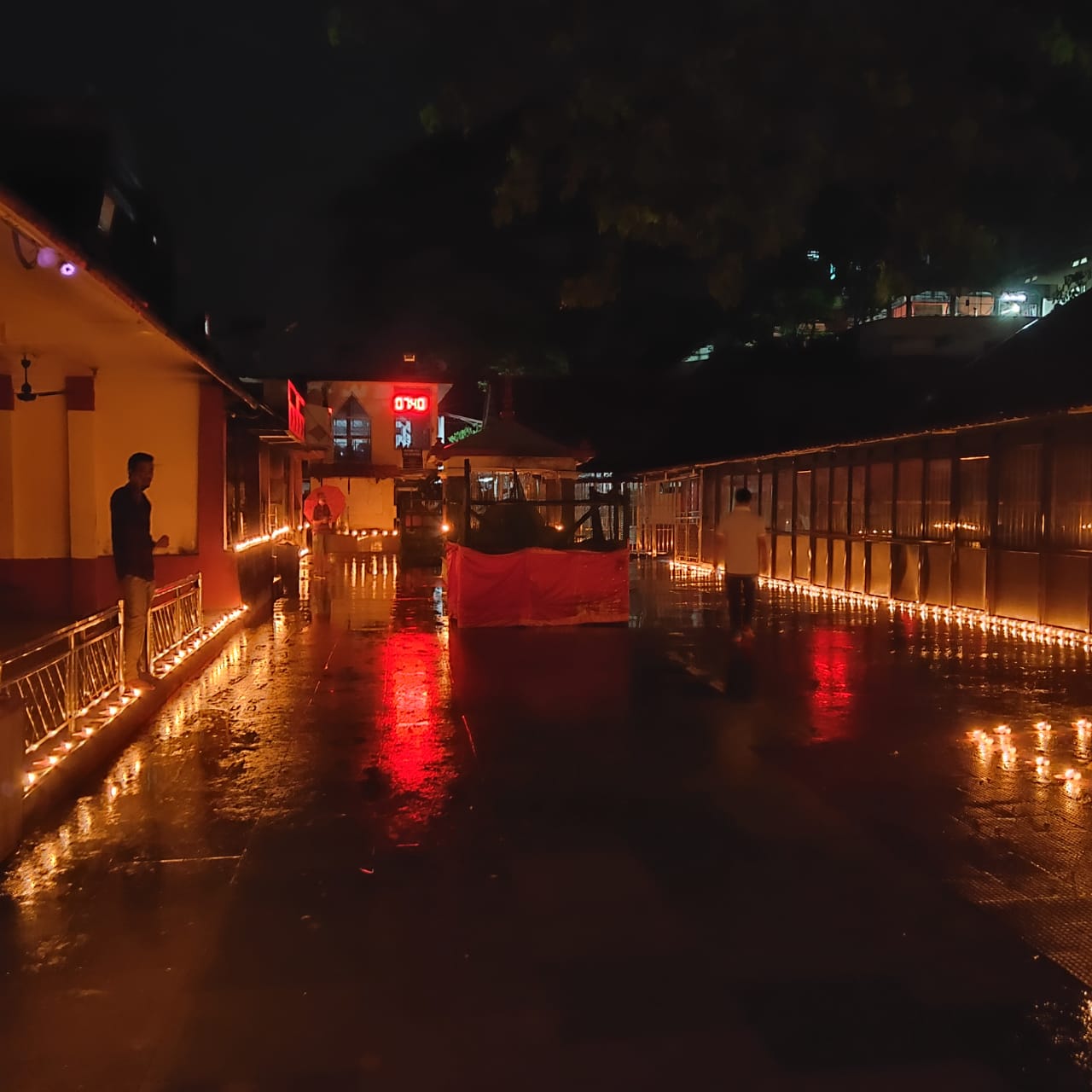 পৃথিৱীৰ এতিয়া অসুখ ,অনাকাংক্ষিত এই পৰিবেশৰ মাজত মানব সমাজত বহু কামেই স্থগিত ৷ কোৰোণাৰ ভয়াবহ ৰূপৰ কাৰণেই লাখ লাখ ভক্তৰ বহু প্ৰত্যাশিত অম্বুবাচী মহোৎসৱত প্ৰথমবাৰলৈ উকা হৈ ৰল নীলাচলৰ বুকু ৷ পৃথিৱীৰ এতিয়া অসুখ ,অনাকাংক্ষিত এই পৰিবেশৰ মাজত মানব সমাজত বহু কামেই স্থগিত ৷ কোৰোণাৰ ভয়াবহ ৰূপৰ কাৰণেই লাখ লাখ ভক্তৰ বহু প্ৰত্যাশিত অম্বুবাচী মহোৎসৱত প্ৰথমবাৰলৈ উকা হৈ ৰল নীলাচলৰ বুকু ৷