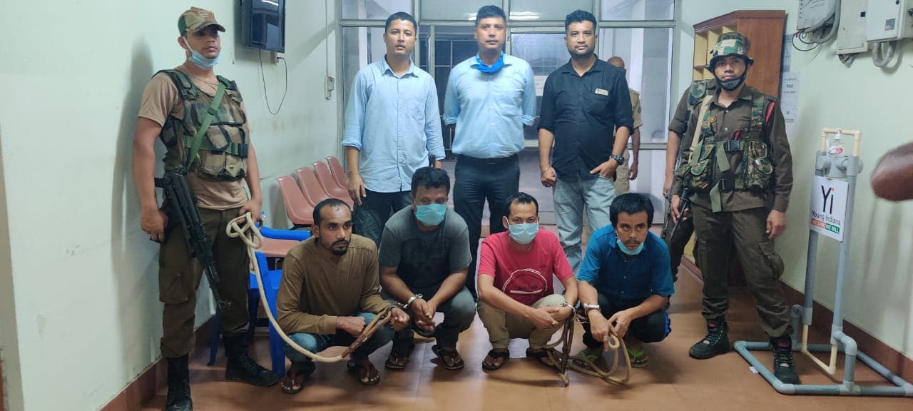গাড়ী চোৰকেইটাৰ পৰা আৰক্ষীয়ে জব্দ কৰে ম'বাইল ফোনৰ লগতে চুৰি কাৰ্যত ব্যৱহৃত বহু হাথিয়াৰ আৰু ভুৱা নম্বৰ প্লেট ৷ শুক্ৰবাৰে নিশা মানজা আৰক্ষী থানাৰ ভাৰপ্ৰাপ্ত বিষয়া জিতুমণি ডেকাৰ নেতৃত্বত আৰক্ষীৰ এটা দলে চলাইছিল এই অভিযান । অভিযানকাৰী আৰক্ষী দলটোক সহায় কৰিছিল গুৱাহাটীৰ ক্ৰাইম ব্ৰাঞ্চে। গাড়ী চোৰকেইটাৰ পৰা আৰক্ষীয়ে জব্দ কৰে ম'বাইল ফোনৰ লগতে চুৰি কাৰ্যত ব্যৱহৃত বহু হাথিয়াৰ আৰু ভুৱা নম্বৰ প্লেট ৷ শুক্ৰবাৰে নিশা মানজা আৰক্ষী থানাৰ ভাৰপ্ৰাপ্ত বিষয়া জিতুমণি ডেকাৰ নেতৃত্বত আৰক্ষীৰ এটা দলে চলাইছিল এই অভিযান । অভিযানকাৰী আৰক্ষী দলটোক সহায় কৰিছিল গুৱাহাটীৰ ক্ৰাইম ব্ৰাঞ্চে।