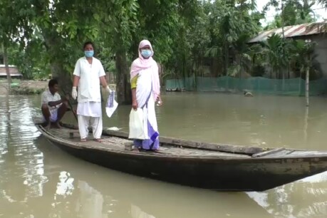 চৌদিশে পানী, টুলুঙা নাৱেৰে হোম কোৱাৰেণ্টাইনত থকা লোকৰ খবৰ লৈছে নাৰ্ছ আৰু আশা কৰ্মীয়ে চৌদিশে পানী, টুলুঙা নাৱেৰে হোম কোৱাৰেণ্টাইনত থকা লোকৰ খবৰ লৈছে নাৰ্ছ আৰু আশা কৰ্মীয়ে