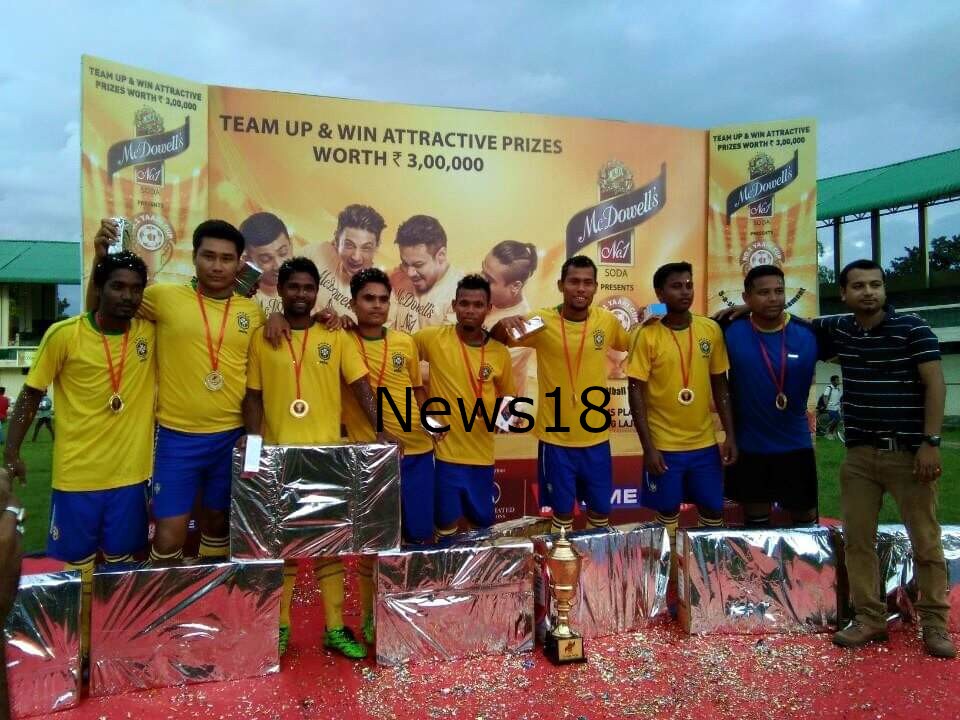 গোলাঘাটৰ ডি আৰ কলেজৰ পৰা কলেজীয়া শিক্ষা শেষ কৰা দুৰ্লভ গগৈয়ে বৰদলৈ ট্ৰফী আৰু স্বাধীনতা কাপ ফুটবলত সুন্দৰ প্ৰদৰ্শনৰে অইল ইণ্ডিয়াৰ দৃষ্টি আকৰ্ষণ কৰিছিল। গোলাঘাটৰ ডি আৰ কলেজৰ পৰা কলেজীয়া শিক্ষা শেষ কৰা দুৰ্লভ গগৈয়ে বৰদলৈ ট্ৰফী আৰু স্বাধীনতা কাপ ফুটবলত সুন্দৰ প্ৰদৰ্শনৰে অইল ইণ্ডিয়াৰ দৃষ্টি আকৰ্ষণ কৰিছিল।