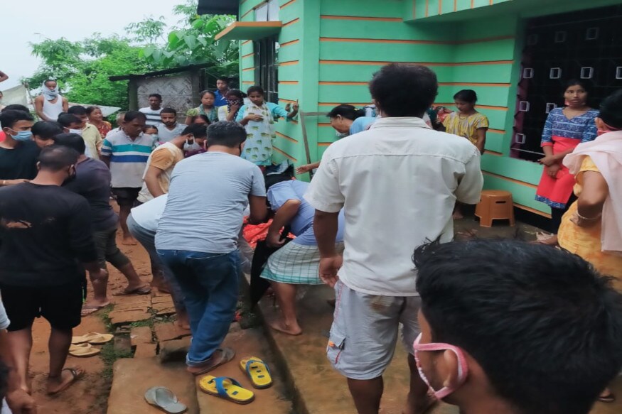 লগে লগে একাংশ স্থানীয় লোকৰ তৎপৰতাত প্ৰিয়ংকাক উদ্ধাৰ কৰা হৈছিল যদিও ইতিমধ্য মৃত্যুক সাবটিছিল মেধাৱী ছাত্ৰীগৰাকীয়ে৷ লগে লগে একাংশ স্থানীয় লোকৰ তৎপৰতাত প্ৰিয়ংকাক উদ্ধাৰ কৰা হৈছিল যদিও ইতিমধ্য মৃত্যুক সাবটিছিল মেধাৱী ছাত্ৰীগৰাকীয়ে৷