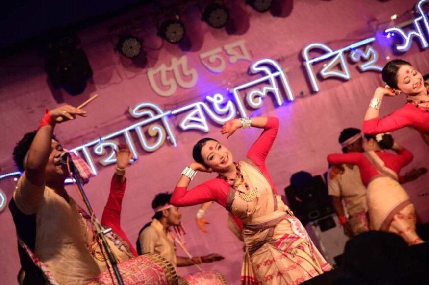 পুৱা প্ৰায় ৬.৩০ বজাত মাটি খহাৰ খব্দ শুনি বাহিৰলৈ ওলাই আহিছিল প্ৰিয়ংকা৷ সেই সময়তে প্ৰিয়ংকাক প্ৰথমে এজোপা নাৰিকল গছ আৰু তাৰ পিছত পাহাৰৰ মাটিয়ে হেঁচা মাৰি ধৰিছিল৷ পুৱা প্ৰায় ৬.৩০ বজাত মাটি খহাৰ খব্দ শুনি বাহিৰলৈ ওলাই আহিছিল প্ৰিয়ংকা৷ সেই সময়তে প্ৰিয়ংকাক প্ৰথমে এজোপা নাৰিকল গছ আৰু তাৰ পিছত পাহাৰৰ মাটিয়ে হেঁচা মাৰি ধৰিছিল৷