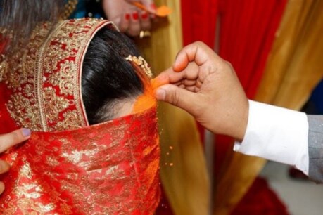 মৰ্মান্তিক! বিয়াৰ দিনা কন্যাদান কৰাৰ পৰিৱৰ্তে জীয়ৰীৰ মৃতদেহ কান্ধত তুলিব লগীয়া হ’ল দুৰ্ভগীয়া পিতৃয়ে, কোৰোণাৰ আতংকত চিকিত্সালয়ত ভৰ্তি কৰাব নোৱাৰিলে বিনীতাক মৰ্মান্তিক! বিয়াৰ দিনা কন্যাদান কৰাৰ পৰিৱৰ্তে জীয়ৰীৰ মৃতদেহ কান্ধত তুলিব লগীয়া হ’ল দুৰ্ভগীয়া পিতৃয়ে, কোৰোণাৰ আতংকত চিকিত্সালয়ত ভৰ্তি কৰাব নোৱাৰিলে বিনীতাক