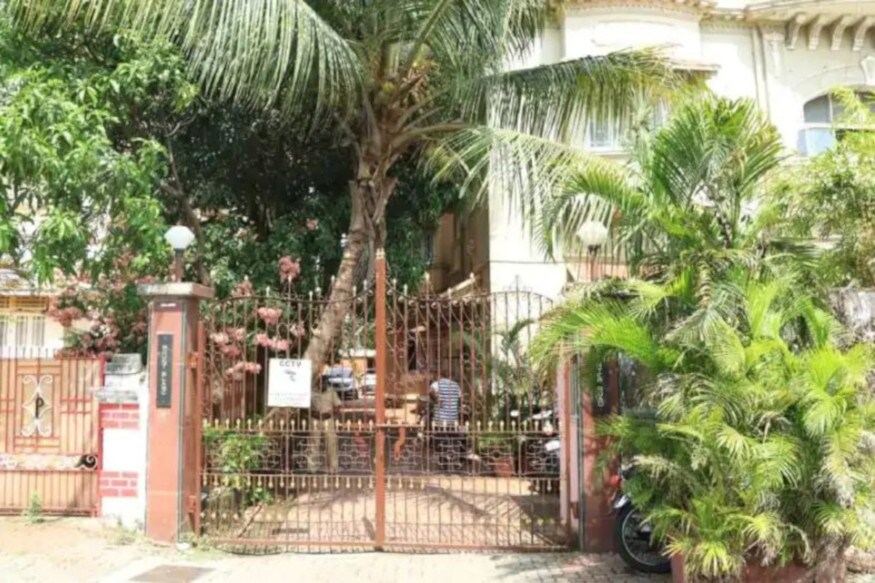 পুৱা ১১ বজাত পৰিচাৰকে মাতিছিল সুশান্তক। কিন্তু কোনো সঁহাৰি দিয়া নাছিল। বহু সময় অপেক্ষাৰ পিছত আবাসৰ অন্য বাসিন্দা আৰু সুশান্তৰ ঘনিষ্ঠ বন্ধুসকলক খবৰ দিয়ে পৰিচাৰকগৰাকীয়ে। বন্ধুসকলে ফোন কৰে ১০৮ নম্বৰত। পুৱা ১১ বজাত পৰিচাৰকে মাতিছিল সুশান্তক। কিন্তু কোনো সঁহাৰি দিয়া নাছিল। বহু সময় অপেক্ষাৰ পিছত আবাসৰ অন্য বাসিন্দা আৰু সুশান্তৰ ঘনিষ্ঠ বন্ধুসকলক খবৰ দিয়ে পৰিচাৰকগৰাকীয়ে। বন্ধুসকলে ফোন কৰে ১০৮ নম্বৰত।