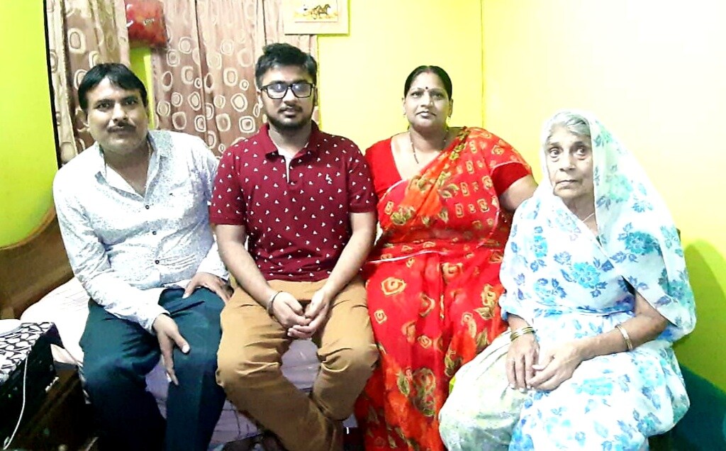 বাসুগাৱৰ এটি মাৰোৱাৰী কাপোৰ ব্যৱসায়ী পৰিয়ালৰ সন্তান ২২ বছৰীয়া সৌৰভে তেওঁৰ স্নাতক ডিগ্ৰী লাভ কৰিছিল এমিটি ইউনিভাৰ্চিটিৰ পৰা । আৰু তাৰ পিছৰে পৰা দিল্লীত 3d ডিজাইনিঙৰ কামত ব্যস্ত হৈ আছে । সৌৰভে বৰ্তমানলৈকে তিনি শতাধিক patch ৰ ডিজাইন কৰিছে । নিজৰ পেছাৰ স্বাৰ্থত নাম প্ৰকাশ নকৰিলেও সৌৰভ বহুকেইটা আগশাৰীৰ প্ৰকল্পৰ কামত জড়িত হৈ আছে । বাসুগাৱৰ এটি মাৰোৱাৰী কাপোৰ ব্যৱসায়ী পৰিয়ালৰ সন্তান ২২ বছৰীয়া সৌৰভে তেওঁৰ স্নাতক ডিগ্ৰী লাভ কৰিছিল এমিটি ইউনিভাৰ্চিটিৰ পৰা । আৰু তাৰ পিছৰে পৰা দিল্লীত 3d ডিজাইনিঙৰ কামত ব্যস্ত হৈ আছে । সৌৰভে বৰ্তমানলৈকে তিনি শতাধিক patch ৰ ডিজাইন কৰিছে । নিজৰ পেছাৰ স্বাৰ্থত নাম প্ৰকাশ নকৰিলেও সৌৰভ বহুকেইটা আগশাৰীৰ প্ৰকল্পৰ কামত জড়িত হৈ আছে ।