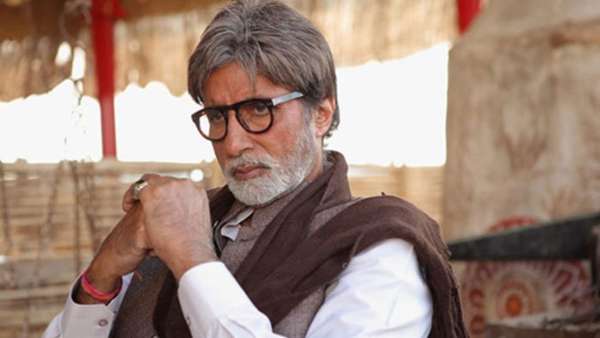 অমিতাভে লগতে লিখিছে, এই আইছ’লেশ্যন এটা অদ্ভূত ঠাই। একেবাৰে অকলশৰীয়া। এসপ্তাহ ধৰি আপোনাৰ সন্মুখত কোনো নাহে। ৰবটৰ দৰে আহি চাই যাব। আহিলেও কেৱল পিপিই পিন্ধি আহিব। ...এই আইছ’লেশ্যনত বৰ মন বেয়া হৈ পৰে !’ উল্লেখ্য যে, কেৱল অমিতাভ বচ্চনেই নহয়, কোৰোণা আক্ৰান্ত হৈছে অভিষেক, ঐশ্বৰ্য ৰায় বচ্চন, আৰাধ্যা বচ্চন। অমিতাভে লগতে লিখিছে, এই আইছ’লেশ্যন এটা অদ্ভূত ঠাই। একেবাৰে অকলশৰীয়া। এসপ্তাহ ধৰি আপোনাৰ সন্মুখত কোনো নাহে। ৰবটৰ দৰে আহি চাই যাব। আহিলেও কেৱল পিপিই পিন্ধি আহিব। ...এই আইছ’লেশ্যনত বৰ মন বেয়া হৈ পৰে !’ উল্লেখ্য যে, কেৱল অমিতাভ বচ্চনেই নহয়, কোৰোণা আক্ৰান্ত হৈছে অভিষেক, ঐশ্বৰ্য ৰায় বচ্চন, আৰাধ্যা বচ্চন।