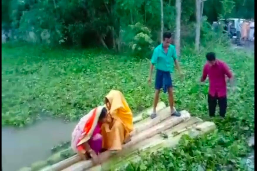 যিদৰে কইনা ঘৰলৈ দৰা গৈছিল, সেইদৰেই কলৰ ভূঁৰতে দৰাঘৰলৈ অনা হ’ল কইনাক। দুখন কলৰ ভূঁৰত দৰা আৰু কইনাৰ যাত্ৰা পথৰ সাক্ষী হৈ ৰ’ল বহু লোক৷ যিদৰে কইনা ঘৰলৈ দৰা গৈছিল, সেইদৰেই কলৰ ভূঁৰতে দৰাঘৰলৈ অনা হ’ল কইনাক। দুখন কলৰ ভূঁৰত দৰা আৰু কইনাৰ যাত্ৰা পথৰ সাক্ষী হৈ ৰ’ল বহু লোক৷
