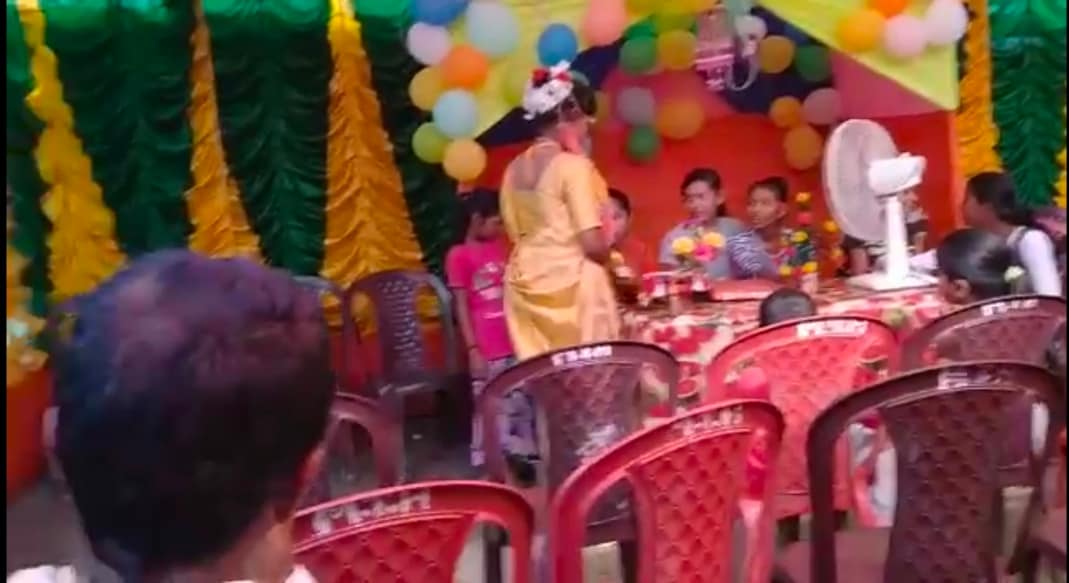 প্ৰলংকৰী বানৰ বাবে ছিপাঝাৰ সমষ্টিৰ কুমাৰপাৰা গাঁৱৰ পৰা দৰা সাজি বগাছলা গাঁৱলৈ কলৰ ভূঁৰত ৰাওনা হ’ল দৰা নুৰ আলম৷ অনুষ্টুপীয়াকৈ বিবাহ কাৰ্য সম্পন্ন হ'ল নুৰ আলম আৰু জুনুৱাৰা বেগমৰ৷ প্ৰলংকৰী বানৰ বাবে ছিপাঝাৰ সমষ্টিৰ কুমাৰপাৰা গাঁৱৰ পৰা দৰা সাজি বগাছলা গাঁৱলৈ কলৰ ভূঁৰত ৰাওনা হ’ল দৰা নুৰ আলম৷ অনুষ্টুপীয়াকৈ বিবাহ কাৰ্য সম্পন্ন হ'ল নুৰ আলম আৰু জুনুৱাৰা বেগমৰ৷